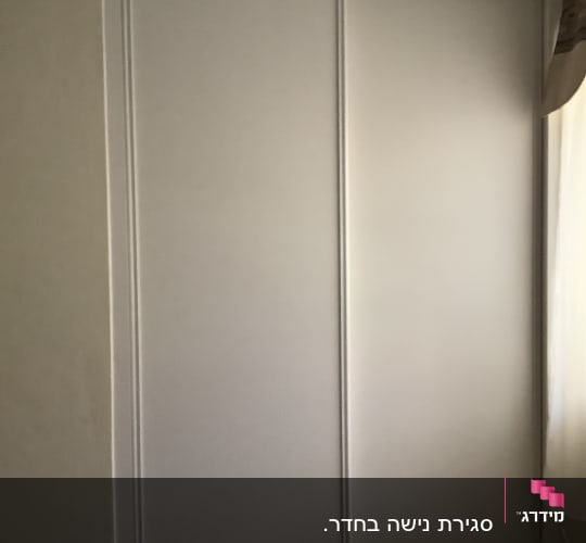 דלתות הזזה מעץ בארון קיר